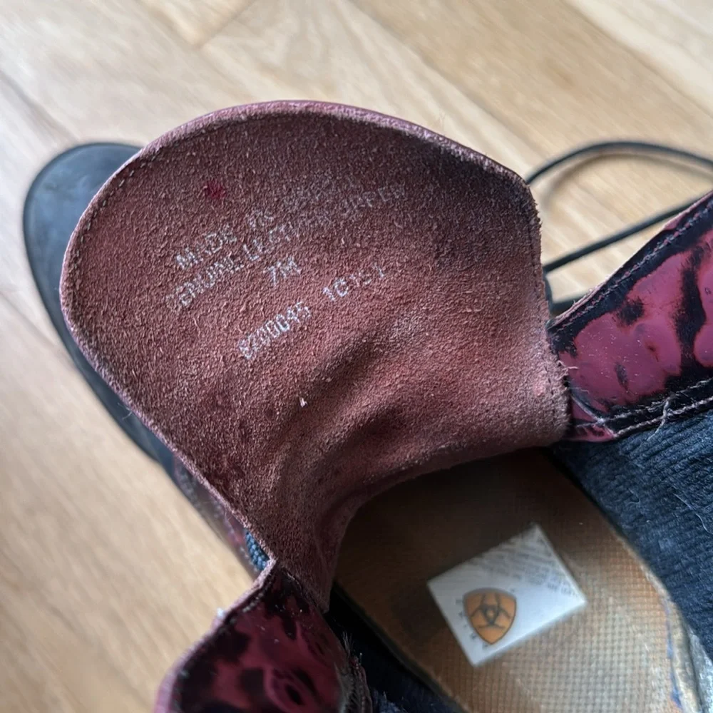 ARIAT black and deep red 8 hole boots - Picture 4 of 7